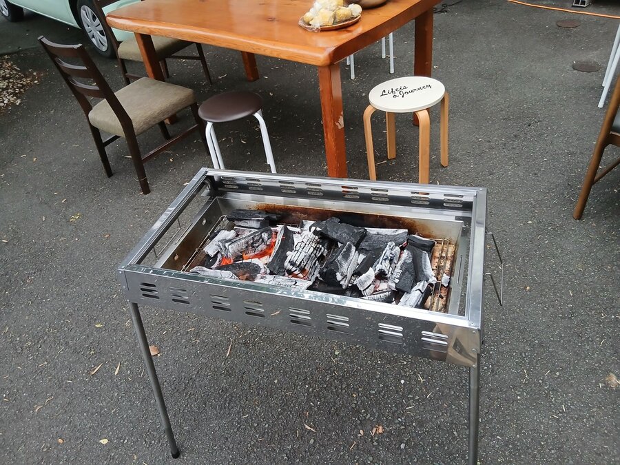 熊本県での出張バーベキューの様子（焼肉を楽しむシーン）